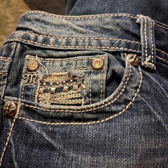 Miss Me Distressed Cropped Jeans - Picture 4 of 9